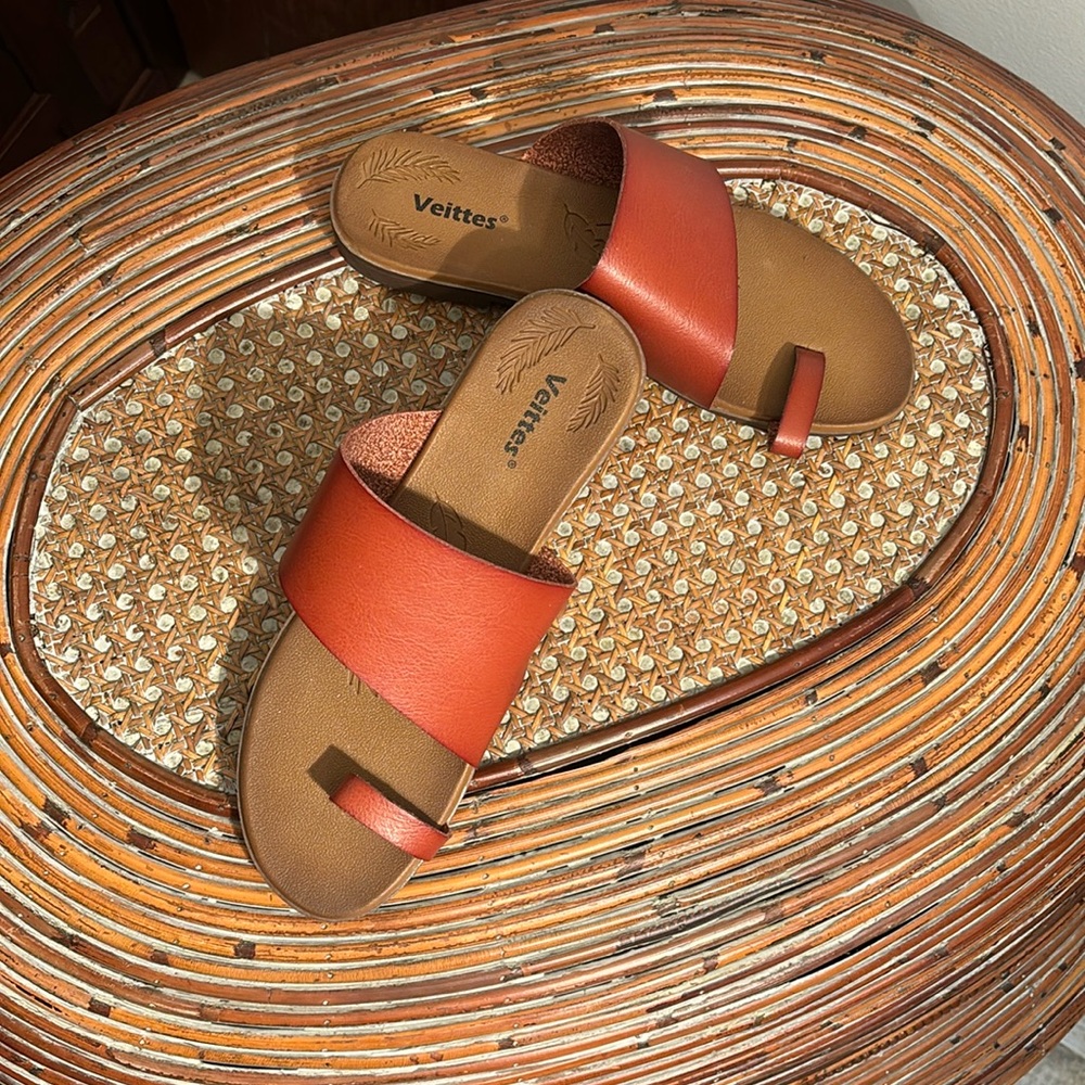 NWOT “ Veittes ” Reddish/Caramel NEVER WORN Flat Sandals
